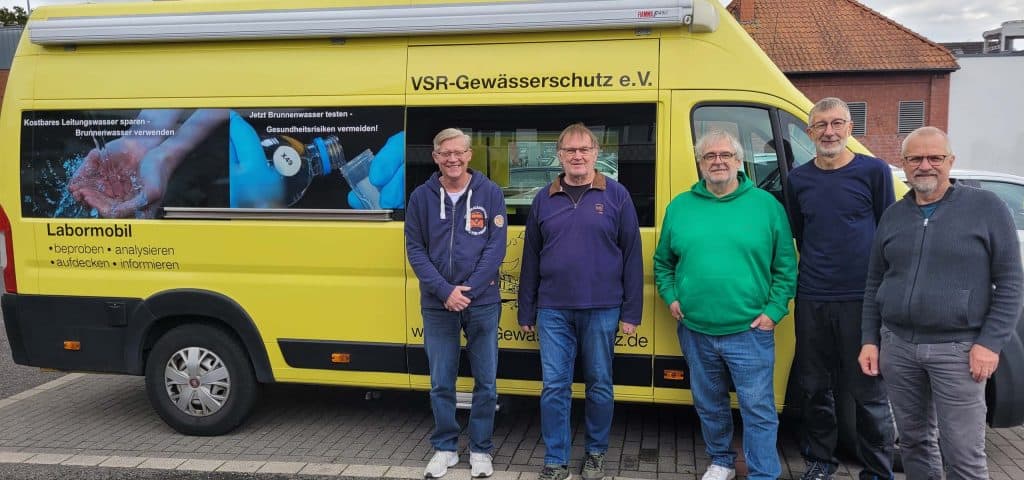 Gruppe von Helfern beim VSR-Gewässerschutz vor dem Labormobil.