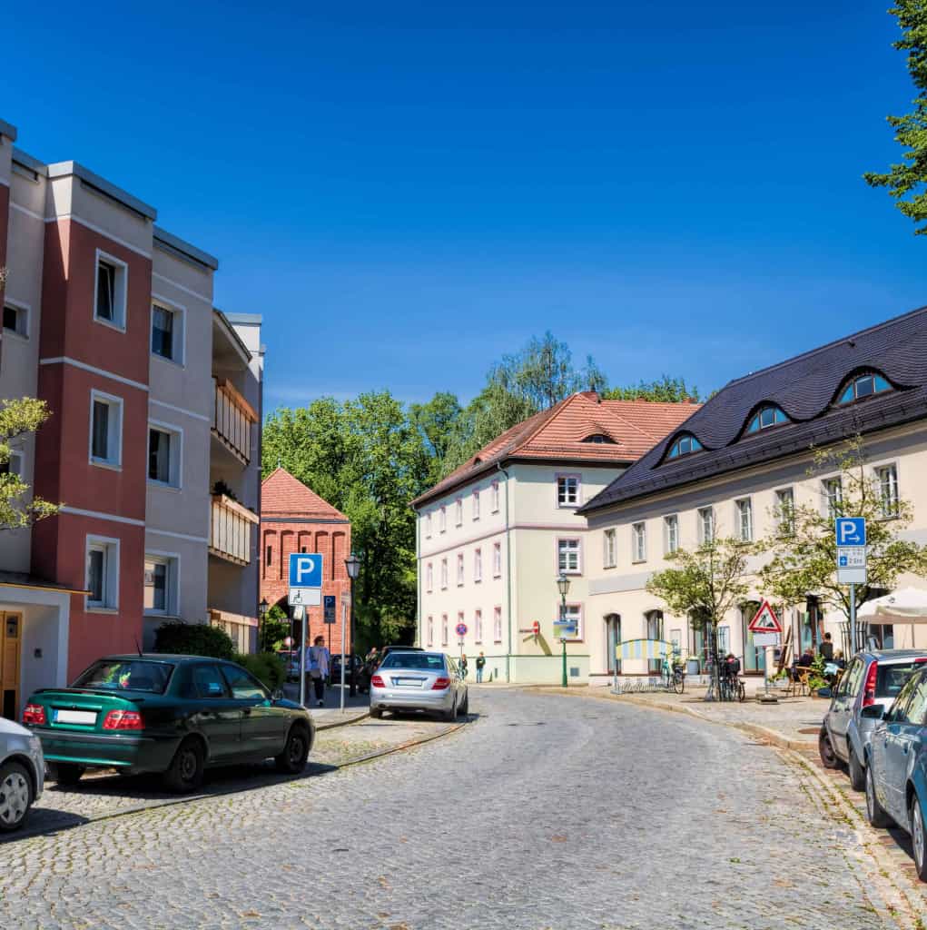 Eine Straße führt durch ein städtisches Wohngebiet