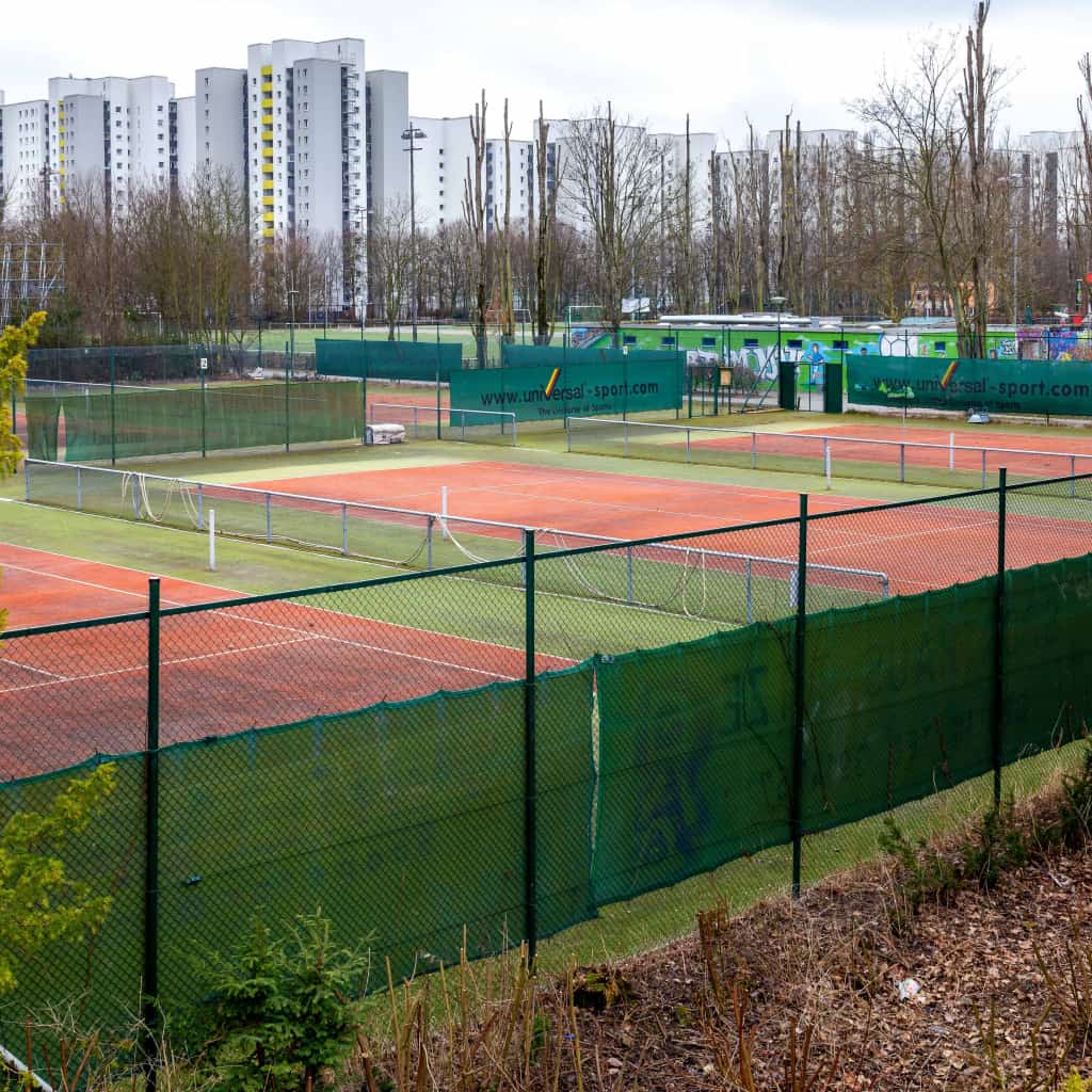 Tennisanlage im städtischen Gebiet