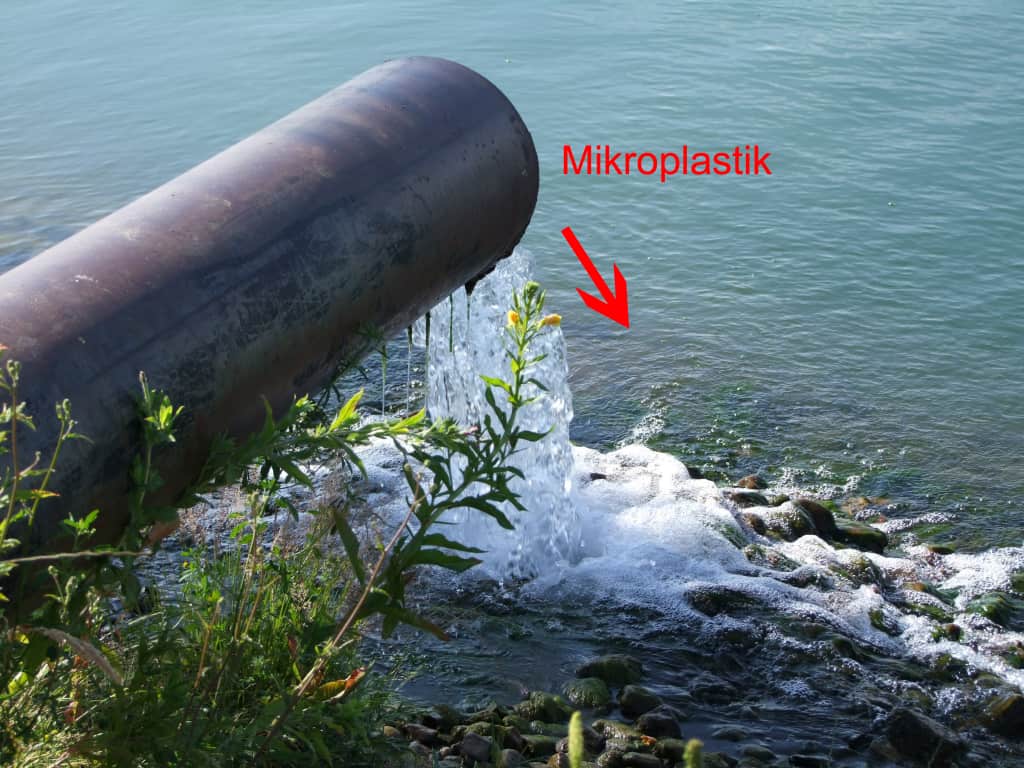 Bild von einer Einleitung in einen Fluss, welcher Mikroplastik mit sich führt