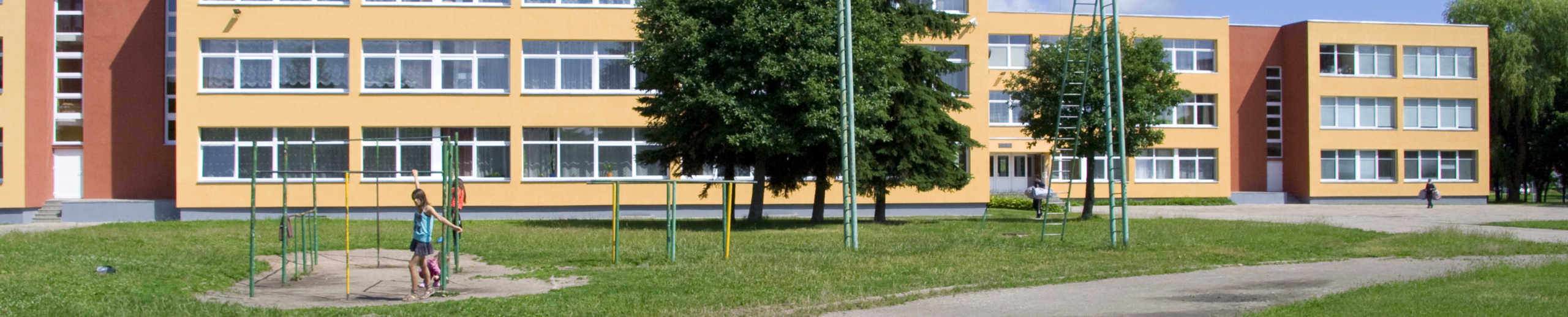 Schulgebäude mit spielenden Kindern