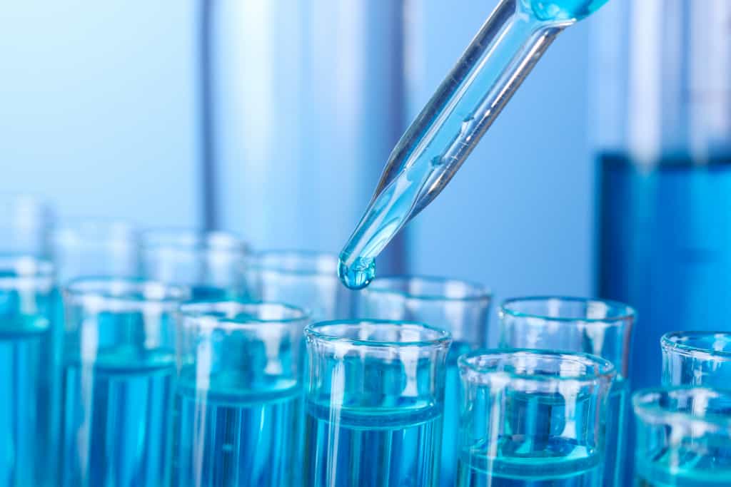 Pipettieren von Wasser in Küvetten