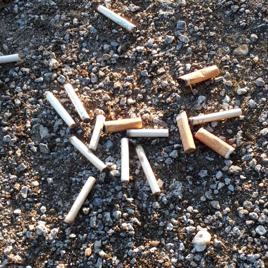 Zigaretten liegen achtlos auf dem Boden