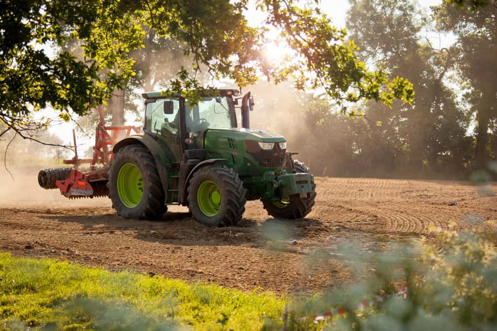 Trecker auf dem Feld bei tiefstehender Sonne