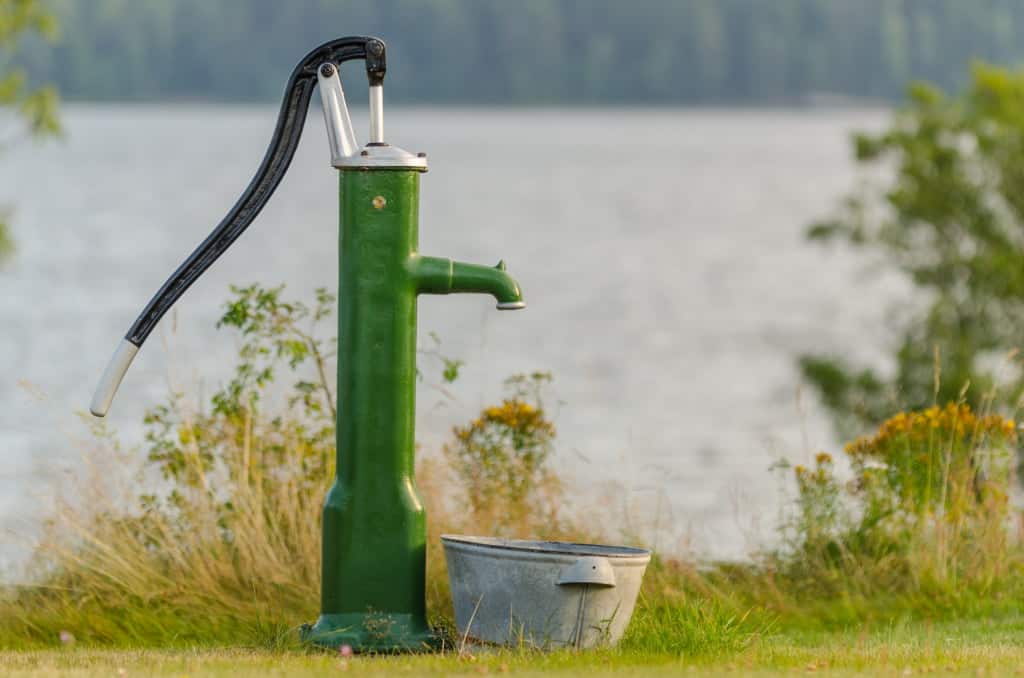 Pumpe vor einem See