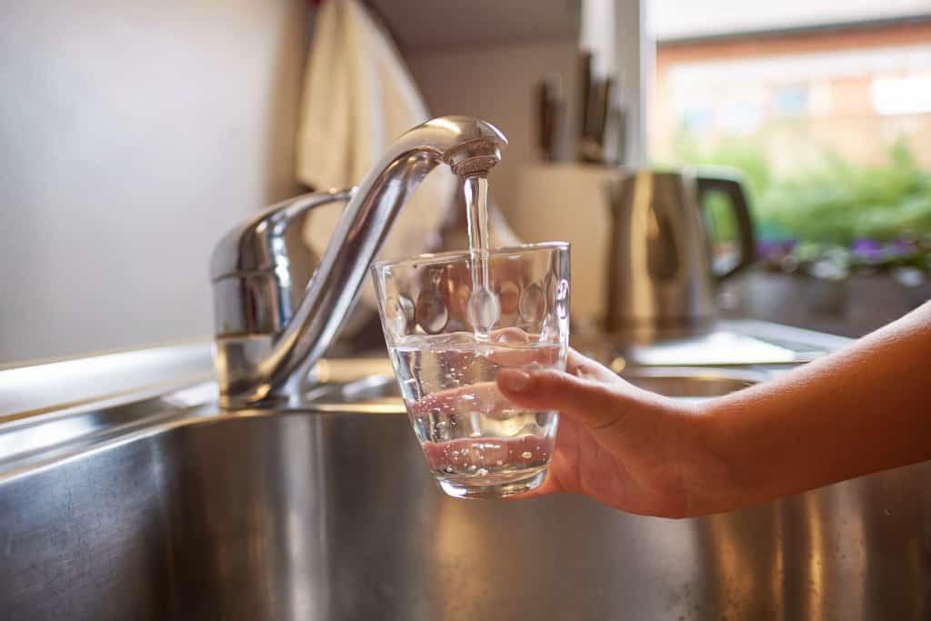 In der Küche ein Wasserglas füllen