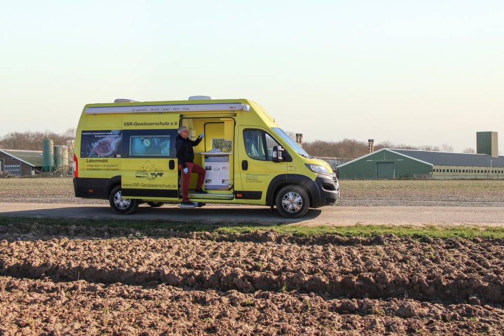 Harald Guelzow analysiert eine Brunnenwasserprobe am Labormobil