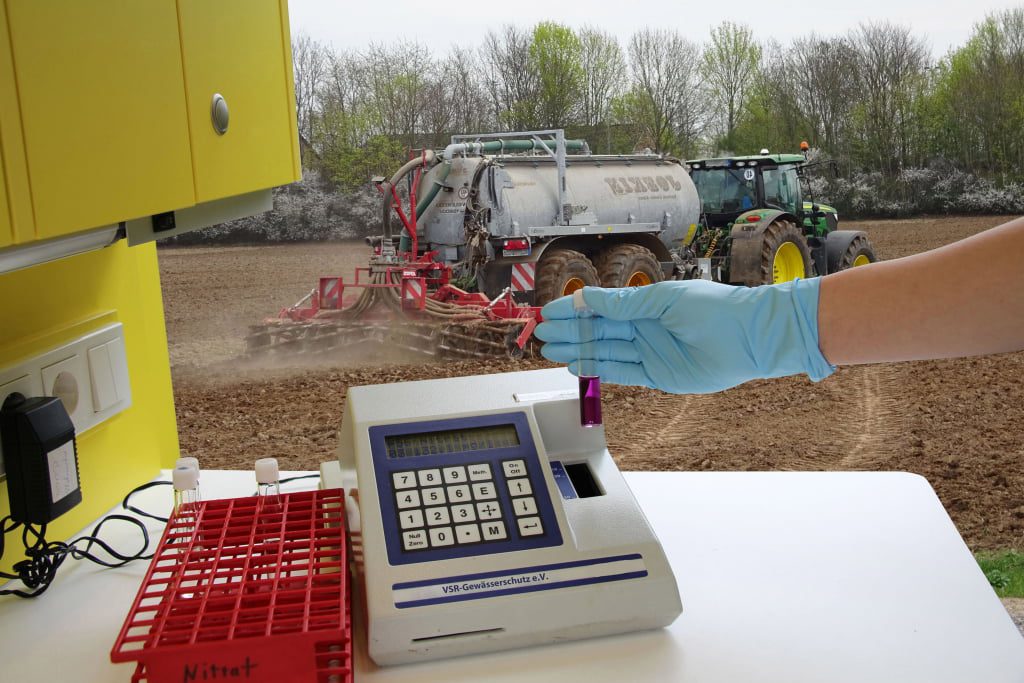Nitratuntersuchung vor einem Feld mit Traktor