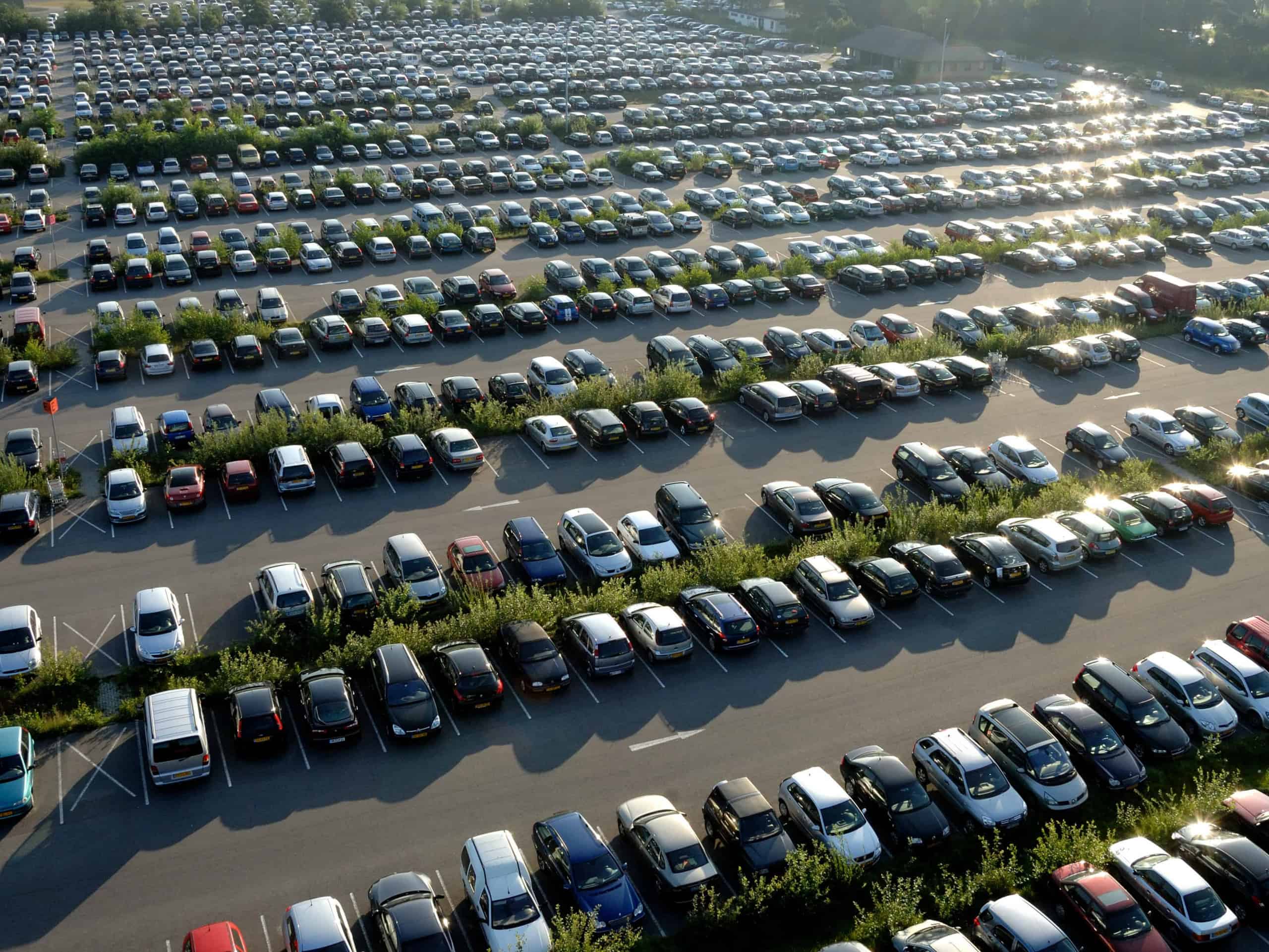 Großparkplatz mit hunderten von Autos