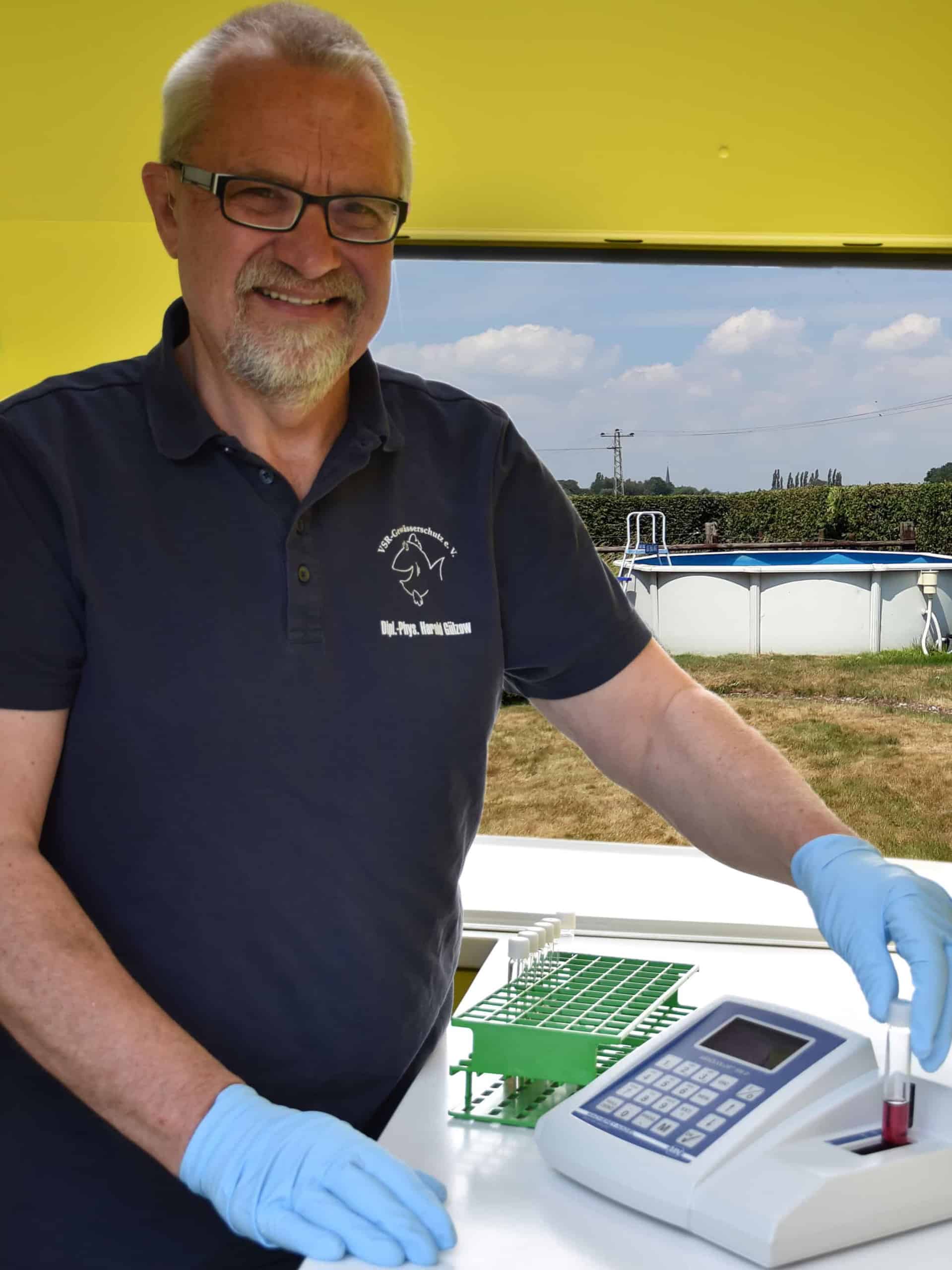 l.-Phys. Harald Guelzow untersucht eine Brunnenwasserprobe im Labormobil vom VSR-Gewässerschutz e.V.