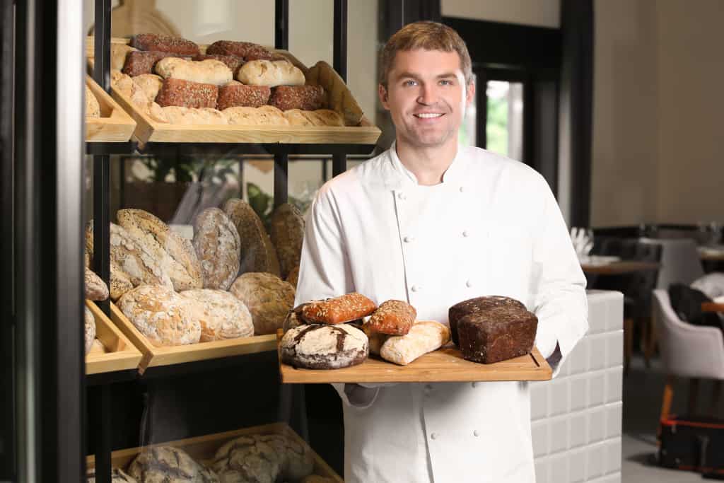 Bäckermeister präsentiert seine Brote