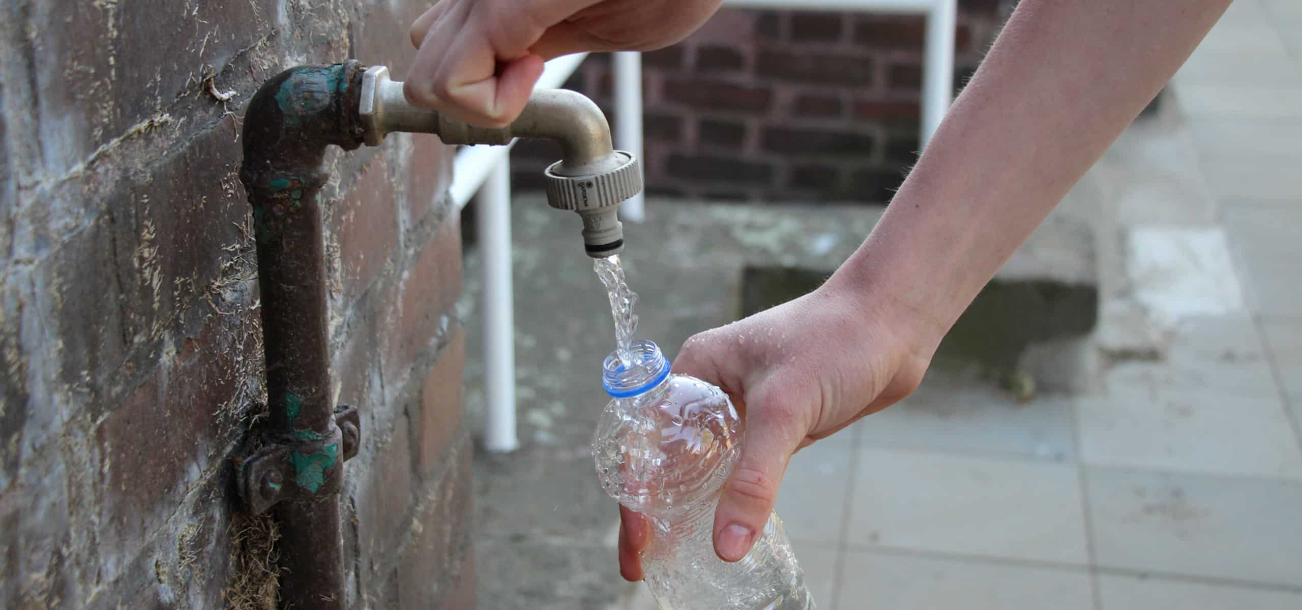 Brunnenwasseranalyse beim VSR-Gewässerschutz – Eine Brunnenwasserprobe wird abgefüllt