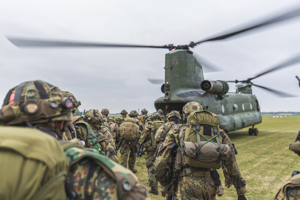 Bundeswehr Soldaten laufen zu einem Helikopter