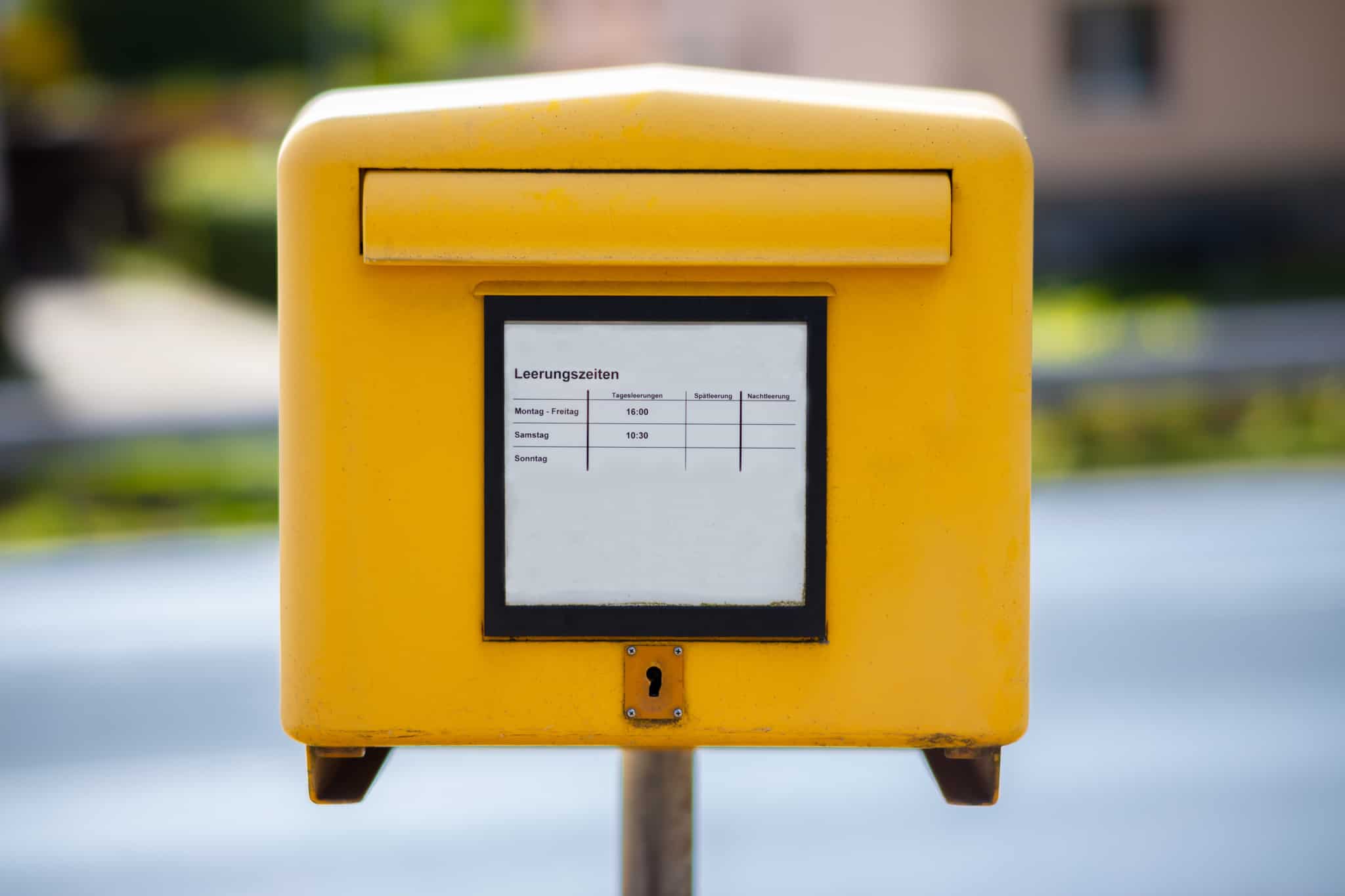 Ein gelber Postkasten