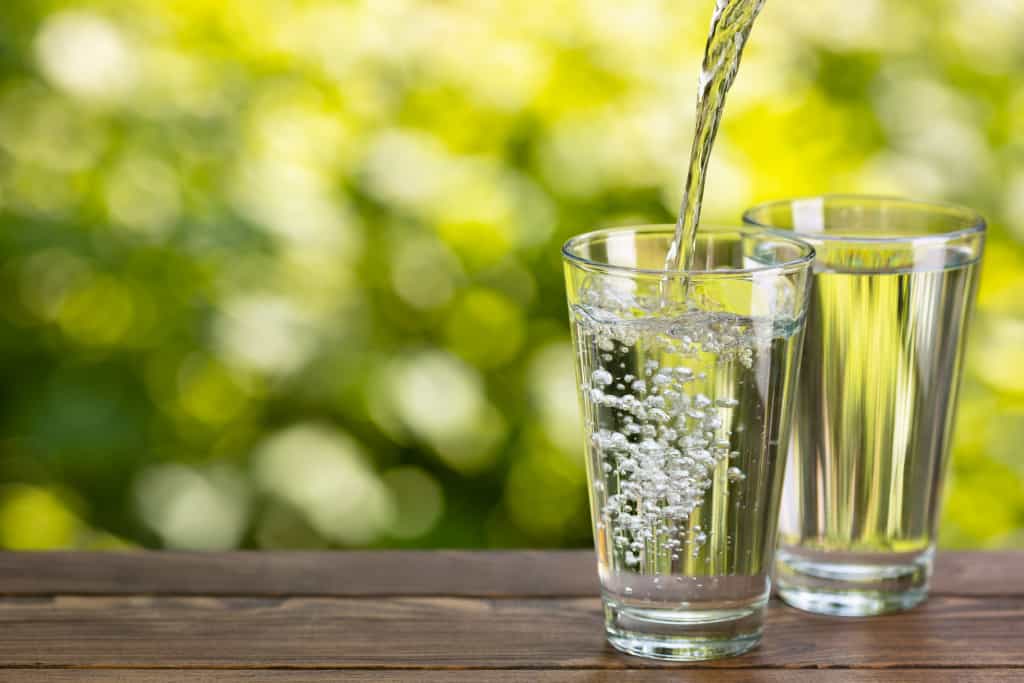 zwei Gläser Wasser als Symbol für eine Leitungswasseranalyse