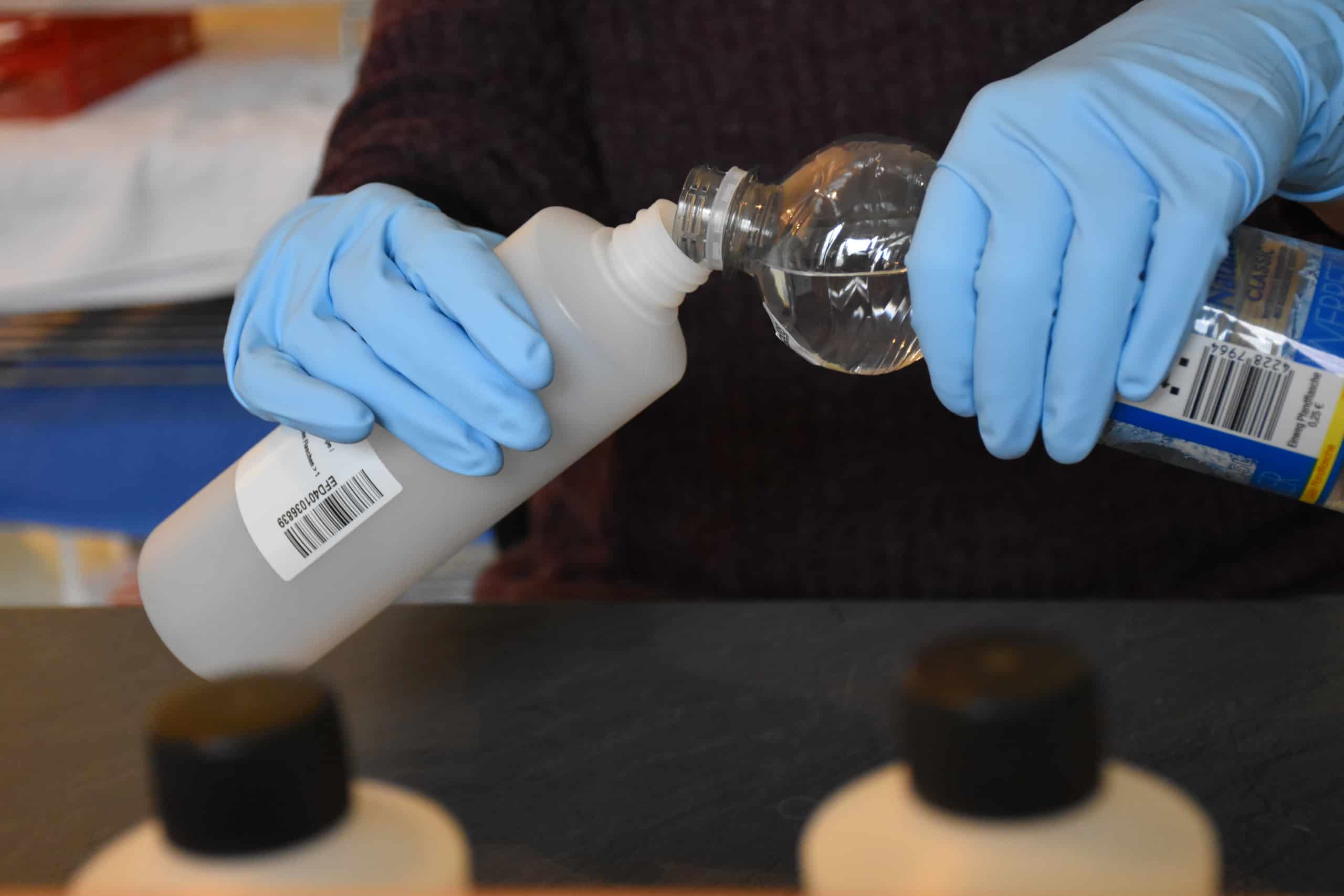 Wasserprobe im Labor wird abgefüllt