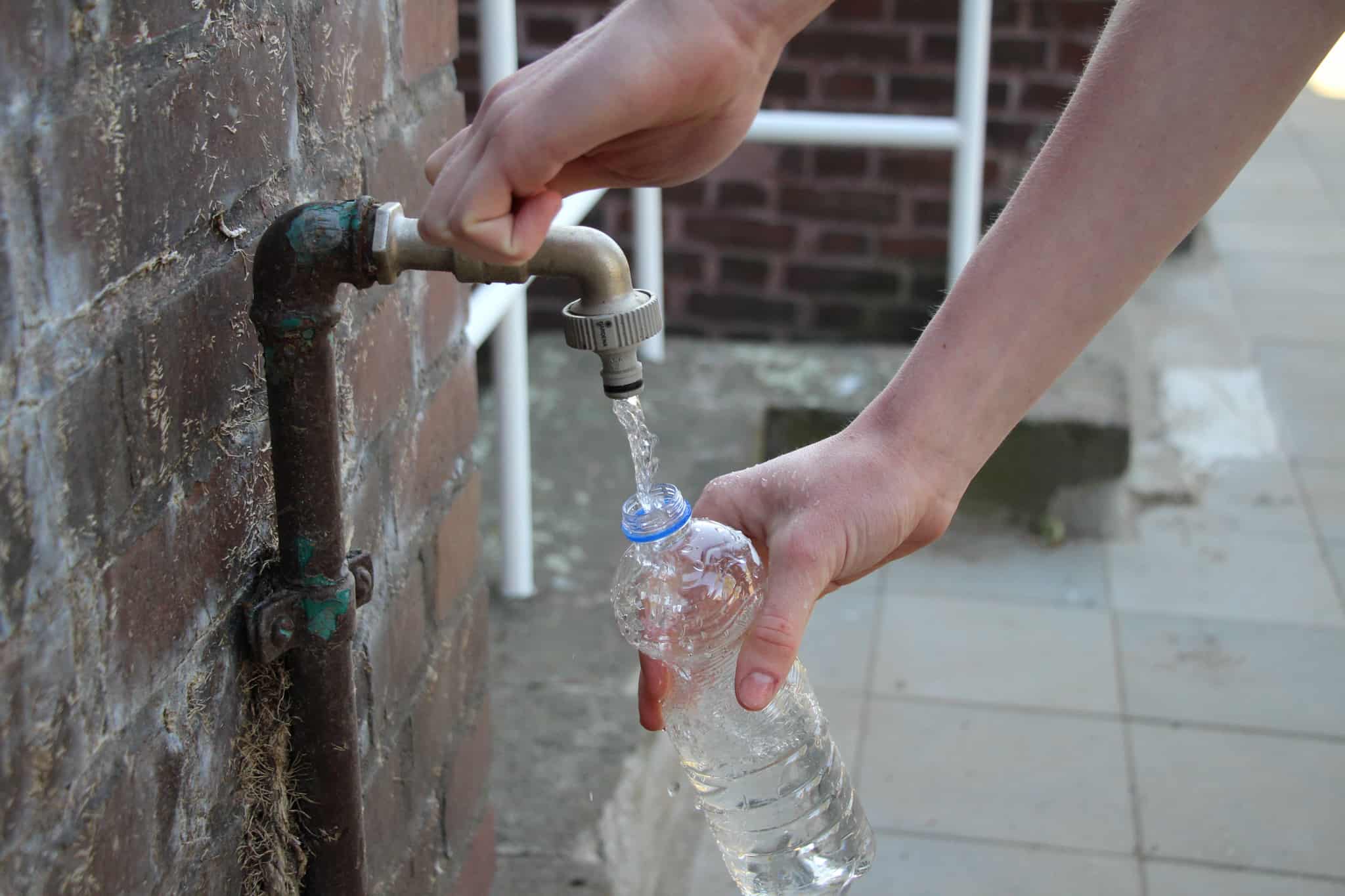 Abfüllen einer Brunnenwasserprobe