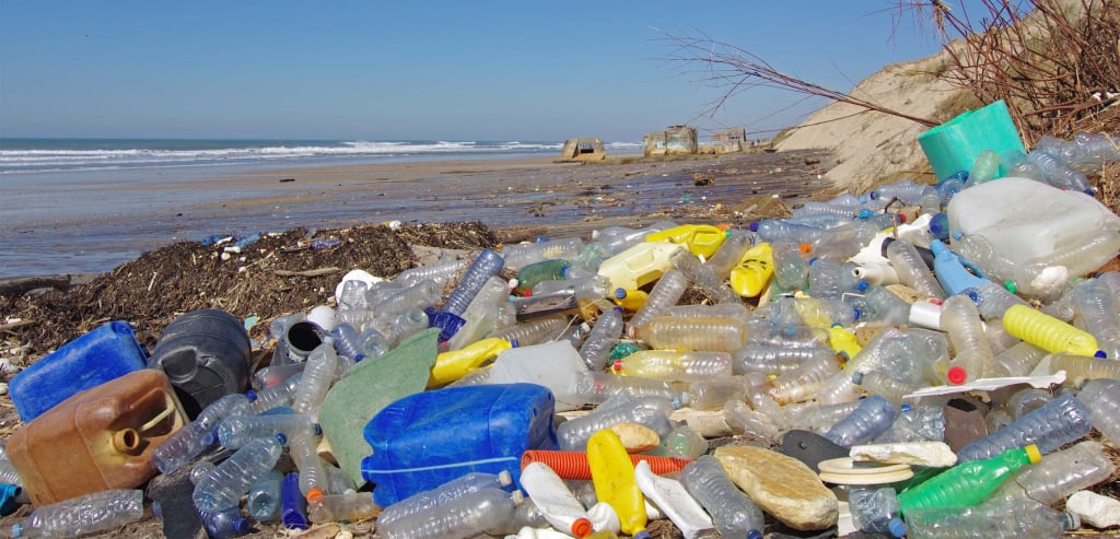Ein Strand voll mit Plastikmüll.
