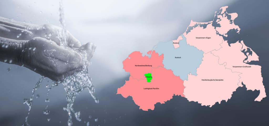 Hände fangen Wasser auf, daneben die NItratkarte von Mecklenburg-Vorpommern