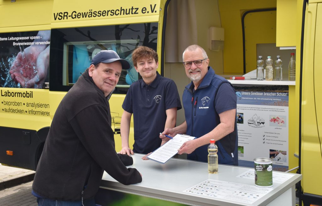 Elias Güttner (Mitte) und Harald Gülzow (rechts) beraten einen Brunnenbesitzer über seine Anliegen und Fragen zum Thema Brunnen und Gewässerschutz.
