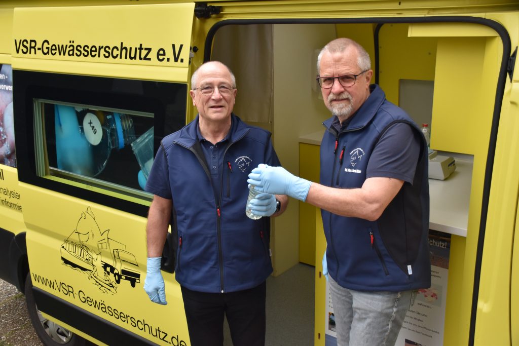 Der ehrenamtliche Mitarbeiter Georg Stüker (links) unterstützt Dipl.-Phys. Harald Gülzow (rechts) bei der Analyse einer Brunnenwasserprobe am Labormobil vom VSR-Gewässerschutz