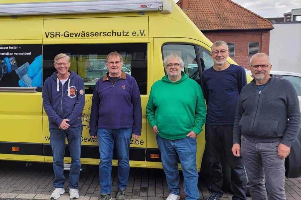Gruppe von Helfern beim VSR-Gewässerschutz vor dem Labormobil.