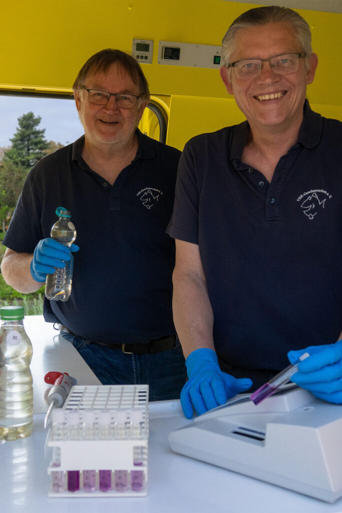 Arno Mittelmeyer und Matthias Ahlbrecht untersuchen eine Brunnenwasserprobe im Labormobil des VSR-Gewässerschutz e.V Fotograf Ruben Wiltsch