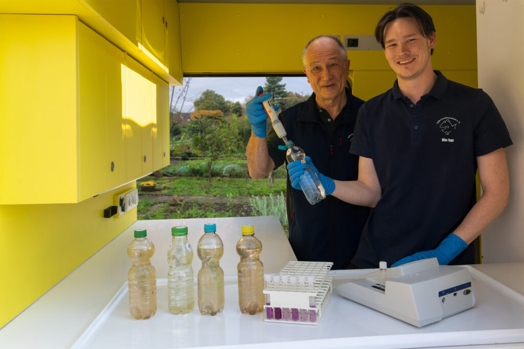 Georg Stüker und Milan Toups untersuchen eine Brunnenwasserprobe im Labormobil des VSR-Gewässerschutz e.V Fotograf Ruben Wiltsch
