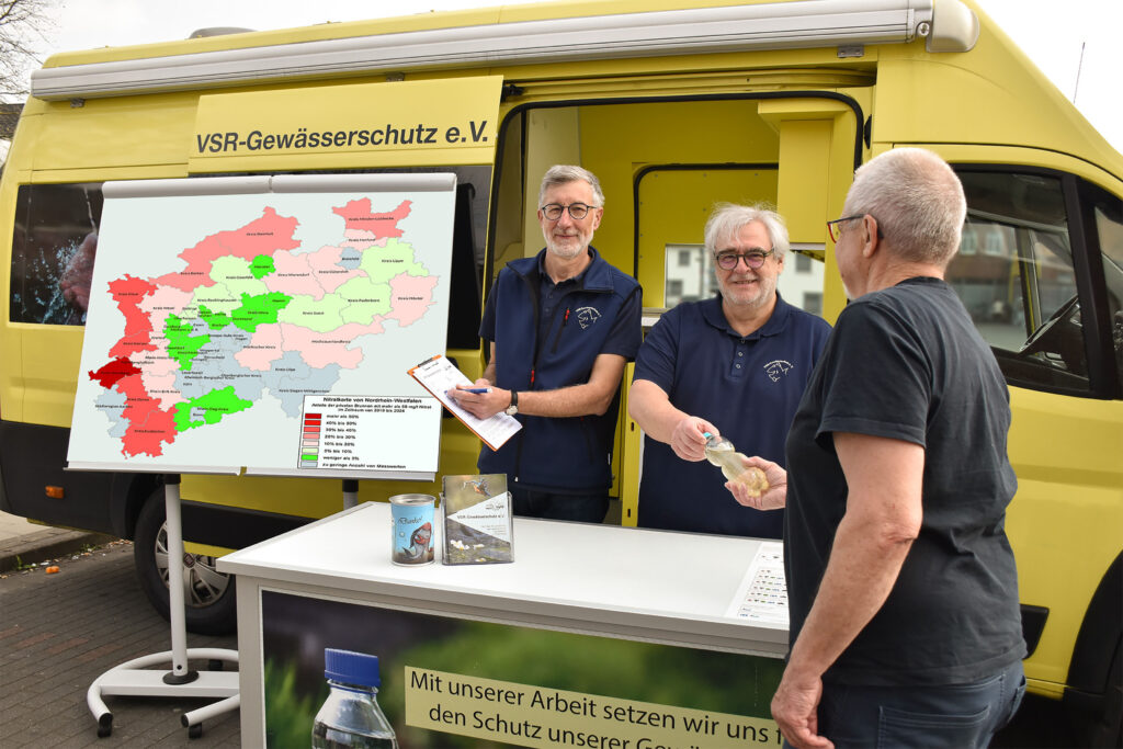 Heinz-Theo van Wickeren (links) und Helmut Hartmann (rechts) beraten einen Brunnenbesitzer am Labormobil des VSR-Gewässerschutz