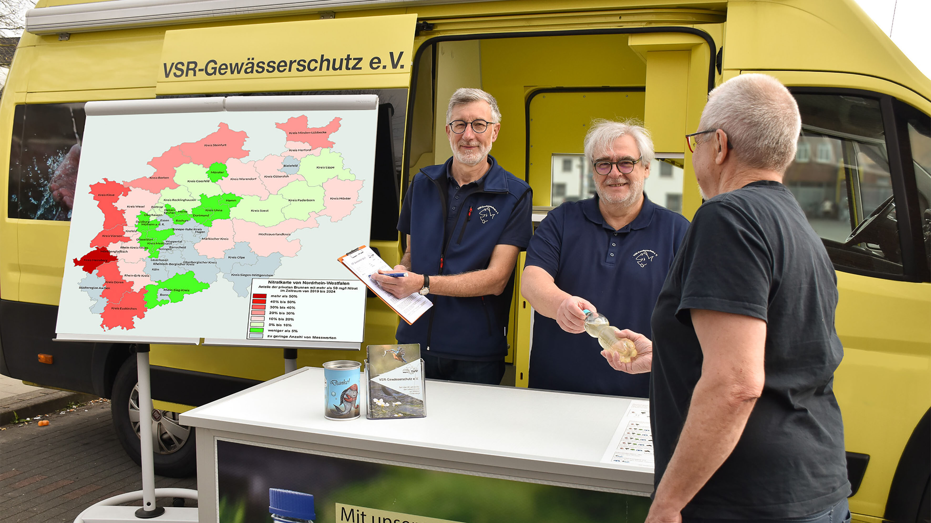 Heinz-Theo van Wickeren (links) und Helmut Hartmann (rechts) beraten einen Brunnenbesitzer am Labormobil des VSR-Gewässerschutz