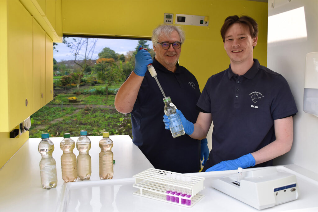 Helmut Hartmann und Milan Toups untersuchen eine Brunnenwasserprobe im Labormobil vom VSR-Gewässerschutz Fotograf Ruben Wiltsch