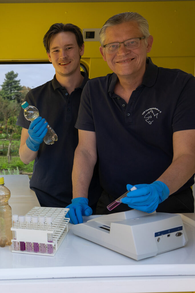 Milan Toups und Matthias Ahlbrecht untersuchen eine Brunnenwasserprobe im Labormobil des VSR-Gewässerchutz e.V Fotograf Ruben Wiltsch