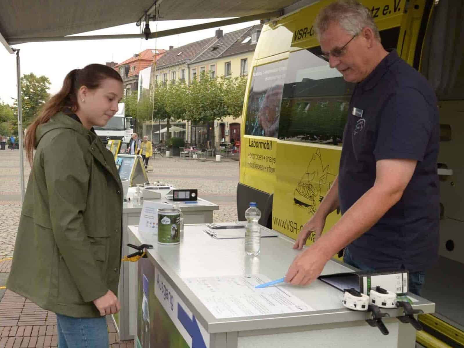 Andreas am Infostand