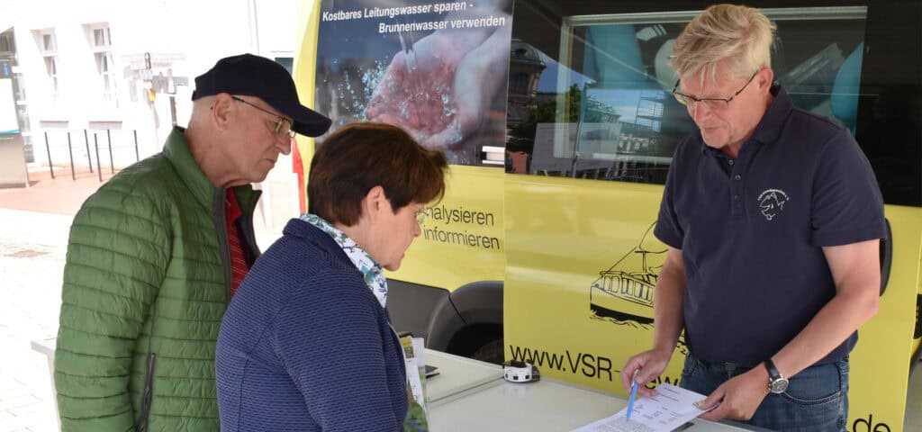 Matthias Ahlbrecht am Informationsstand beim beraten.