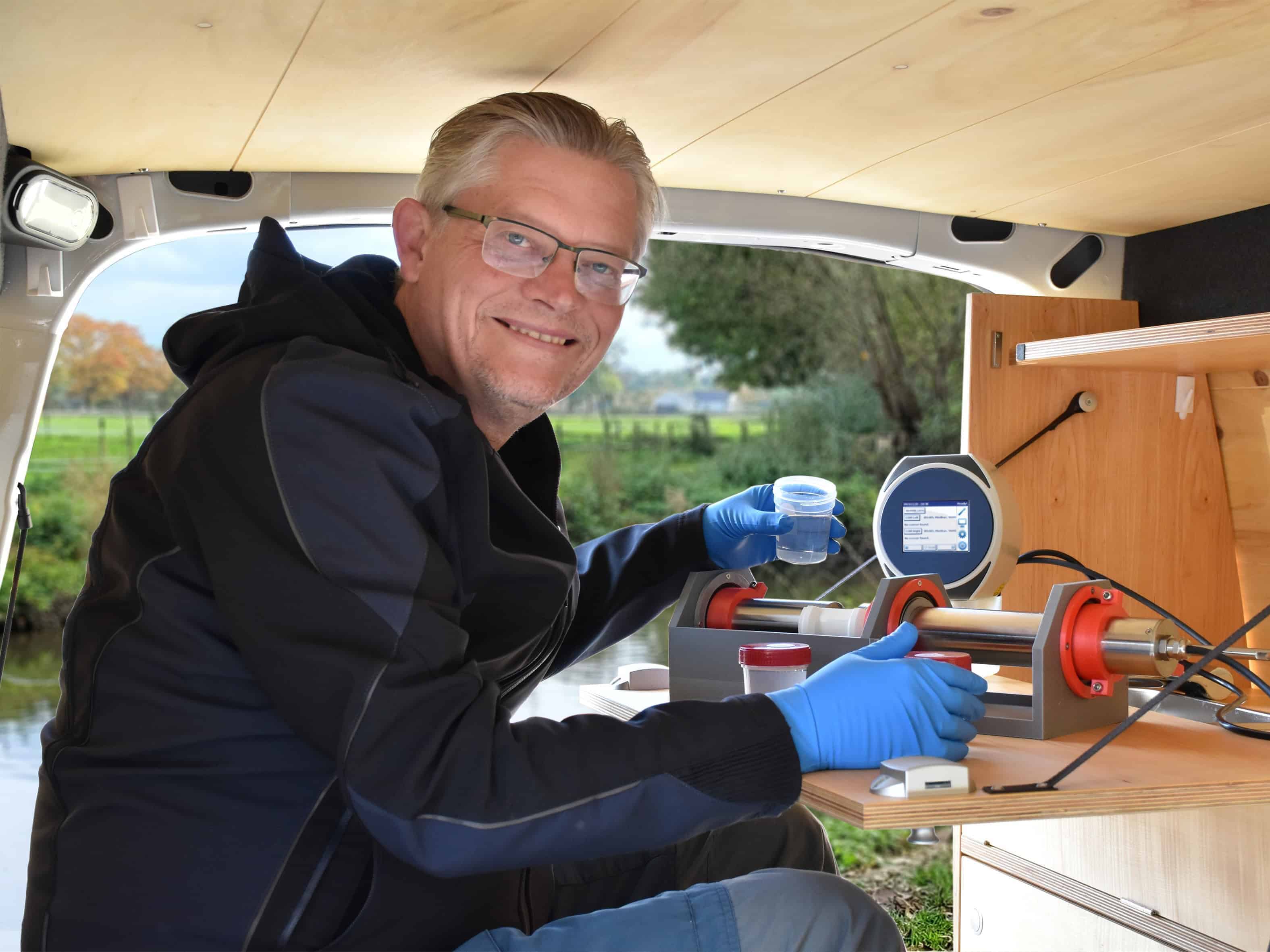 Matthias Ahlbrecht analysiert Flusswasser im Labormobil