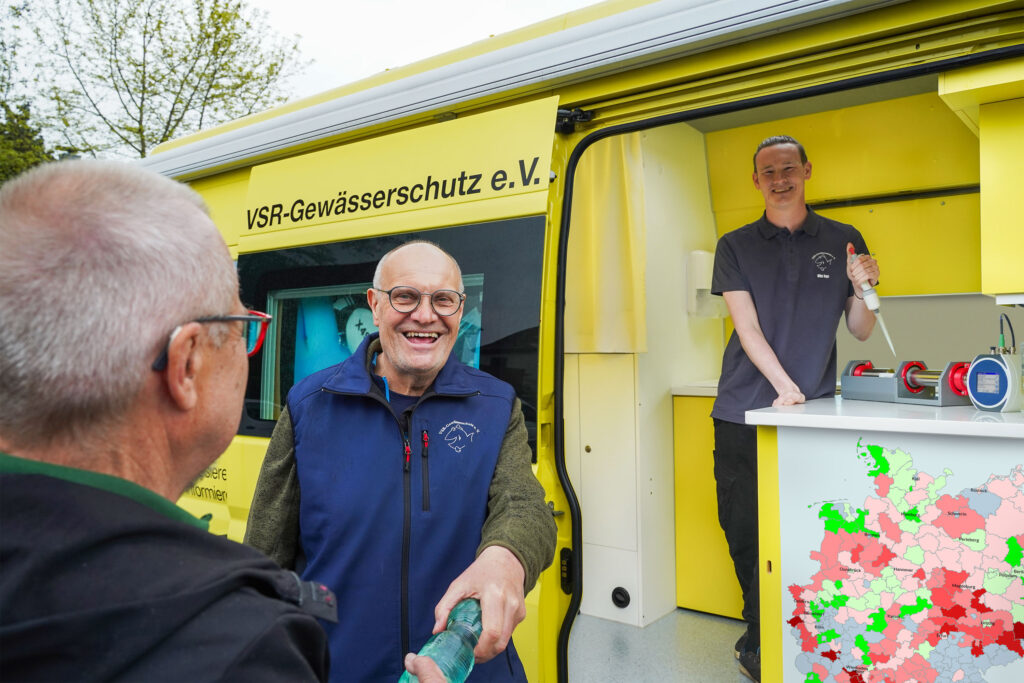 Dieter Knetsch (mitte) und Milan Toups (rechts) beraten einen Brunnenbesitzer und untersuchen eine Brunnenwasserprobe, Fotograf Ruben Wiltsch