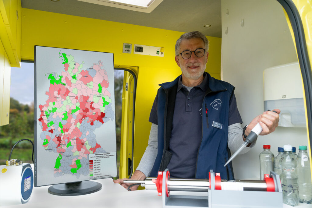 Heinz-Theo van Wickeren untersucht eine Brunnenwasserprobe im Labormobil vom VSR-Gewässerschutz.