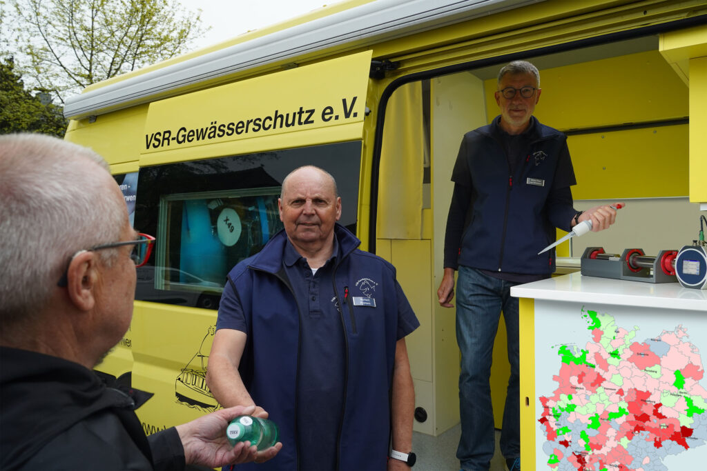 Norbert Kremers und Heinz-Theo van Wickeren beraten einen Brunnenbesitzer, Fotograf Ruben Wiltsch