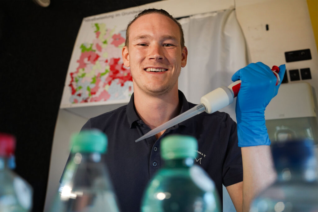 Milan Toups analysiert eine Brunnenwasserprobe im Labormobil des VSR-Gewässerschutzes