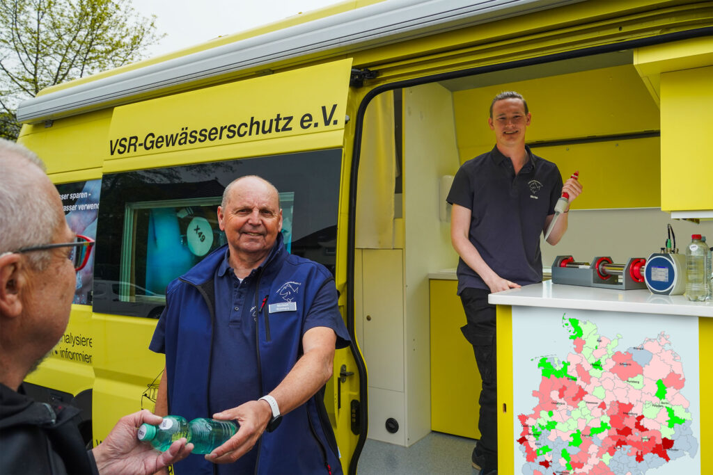 Norbert Kremers(mitte) und Milan Toups (rechts) beraten einen Brunnenbesitzer und untersuchen eine Brunnenwasserprobe, mit Nitratkarte von
Deutschland.
